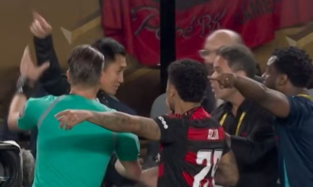 世俱杯小组赛D组首轮，弗拉门戈2-0战胜突尼斯希望。下半场比赛中，在弗拉门戈准备