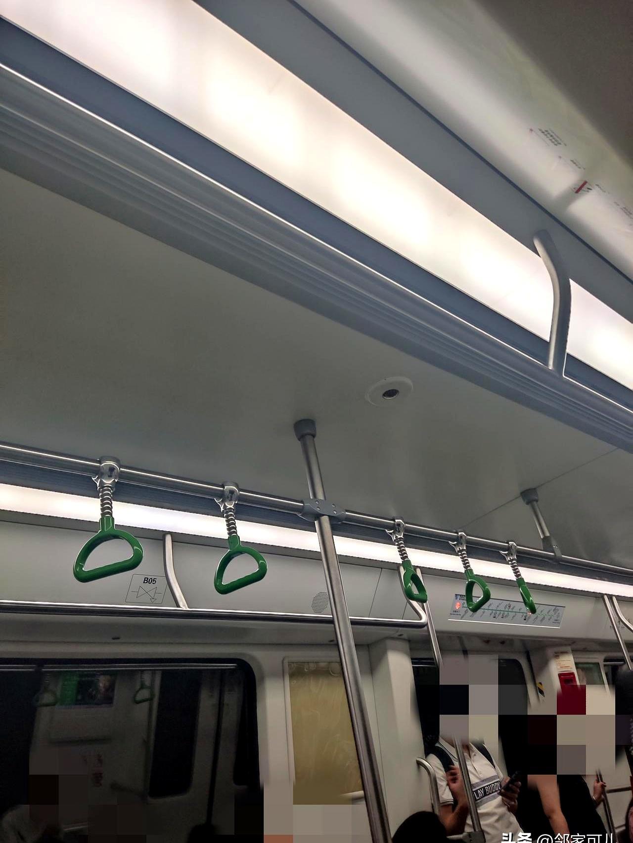 早高峰的地铁里，真是什么都能看见。
就在车厢挤得人都快转不过身的时候，一位妈妈突