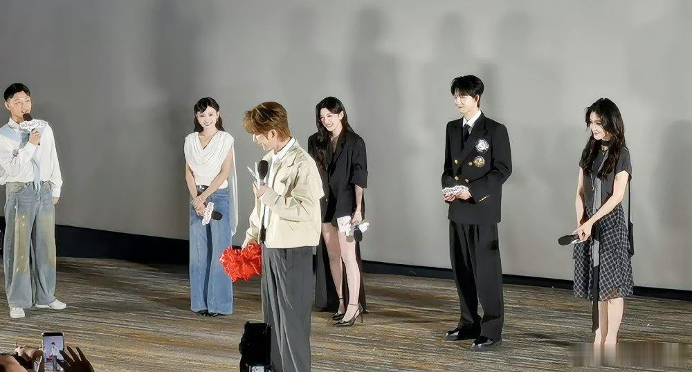 主持人为李宏毅发声 李宏毅剧宣表情被审判，现场主持人为他发声澄清了~主持人为李宏