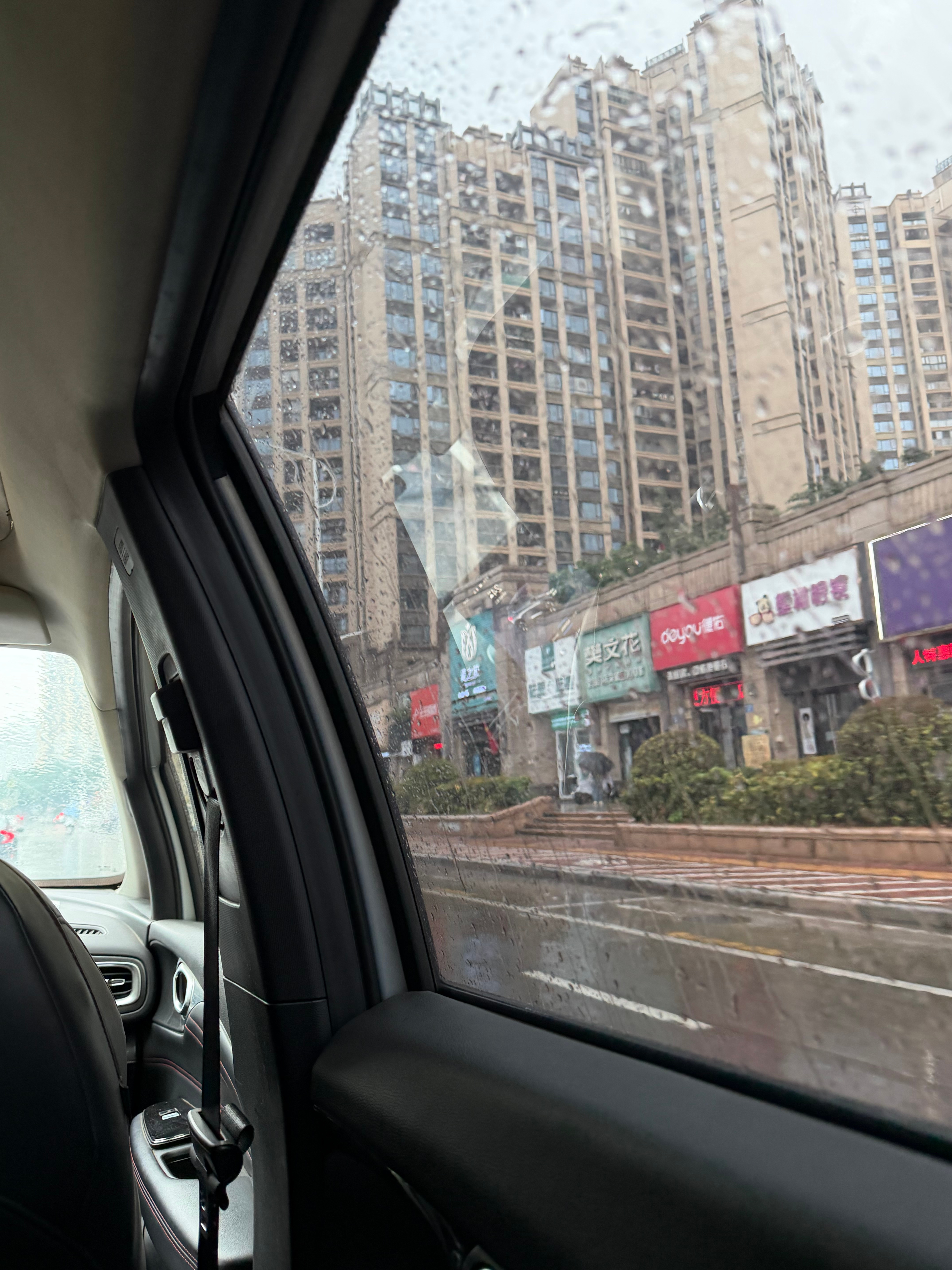 第一天上班就下大暴雨 本来可以骑车去的结果现在一整个花钱上班的大状态 