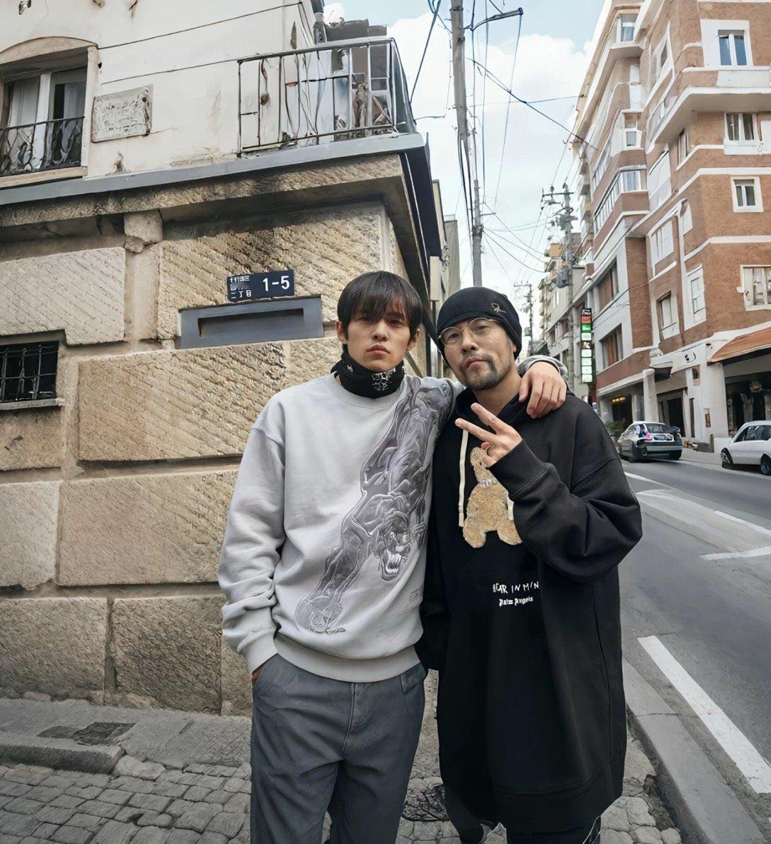 和20年前的自己合影 