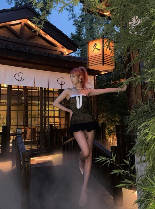 👑