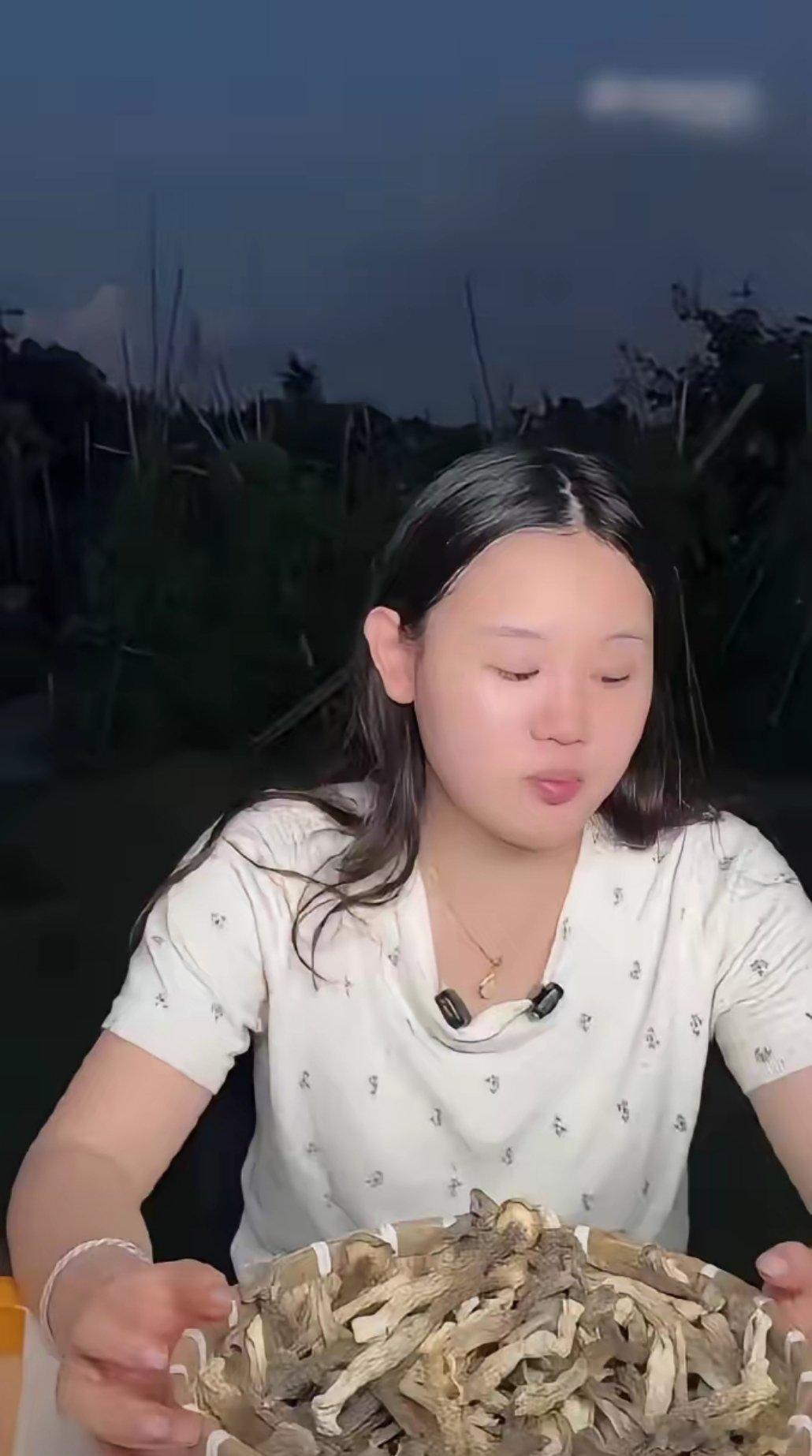 傅园慧已经入职浙江大学当老师了，张家齐还在直播间卖货！张家齐到底差在哪里？毕竟，