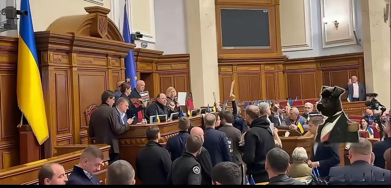 突发，乌克兰会议被迫休会。
根据消息，欧洲团结组织再次封锁了乌克兰议会主席台，要