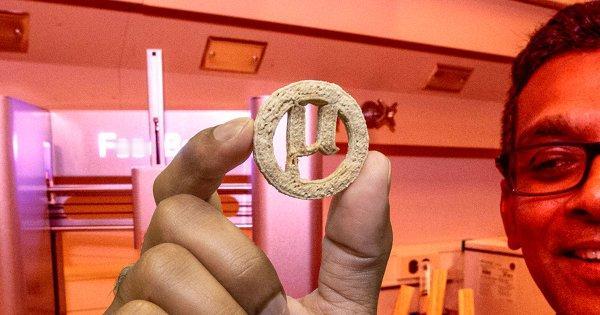 里程碑？美国科学家用废弃可乐瓶做出食用饼干，网友调侃：啥时候研发西北风
近期美国