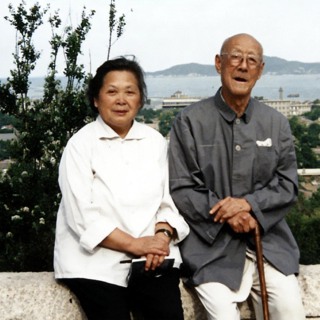 1979年，收藏家张伯驹和老伴潘素，一起出门遛弯的合影，这位看起来普通的老人，一