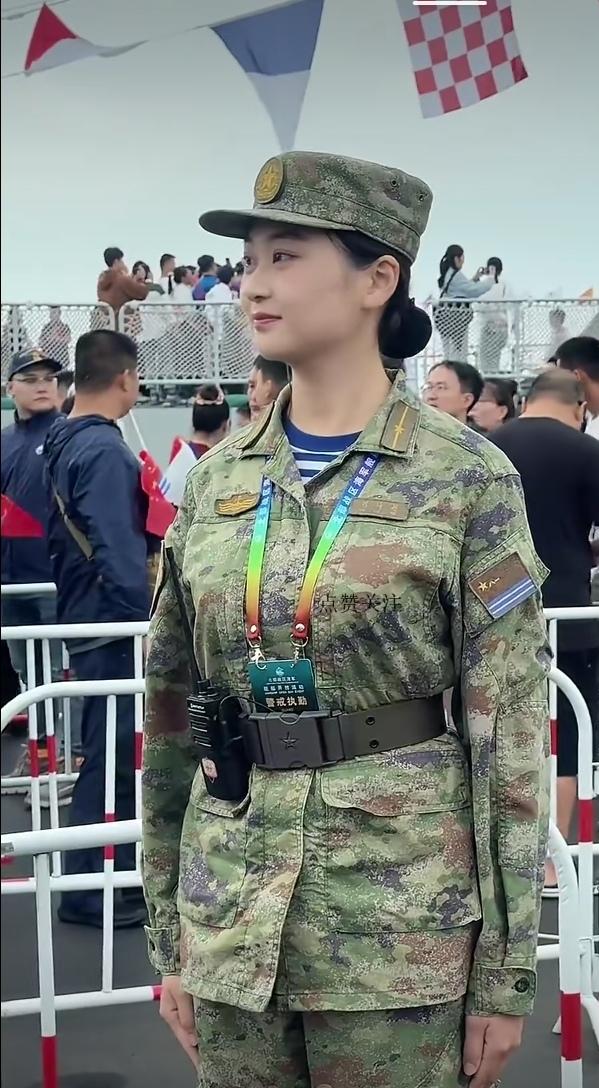 海军开放日那天，站在军舰旁迎接参观者的身着迷彩服的飒爽女兵…
迷彩服姑娘 军舰上