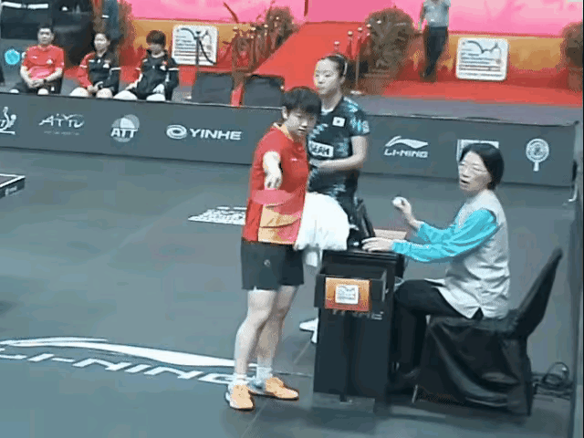 莎莎和裁判理论：
莎莎：
你确定是我错了？
裁判：
不是你的错，难道是我的错？