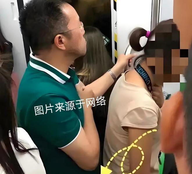 “色字头上一把刀！”香港，20岁女孩晚上坐地铁，被一59岁男子猥亵，在她衣服上留