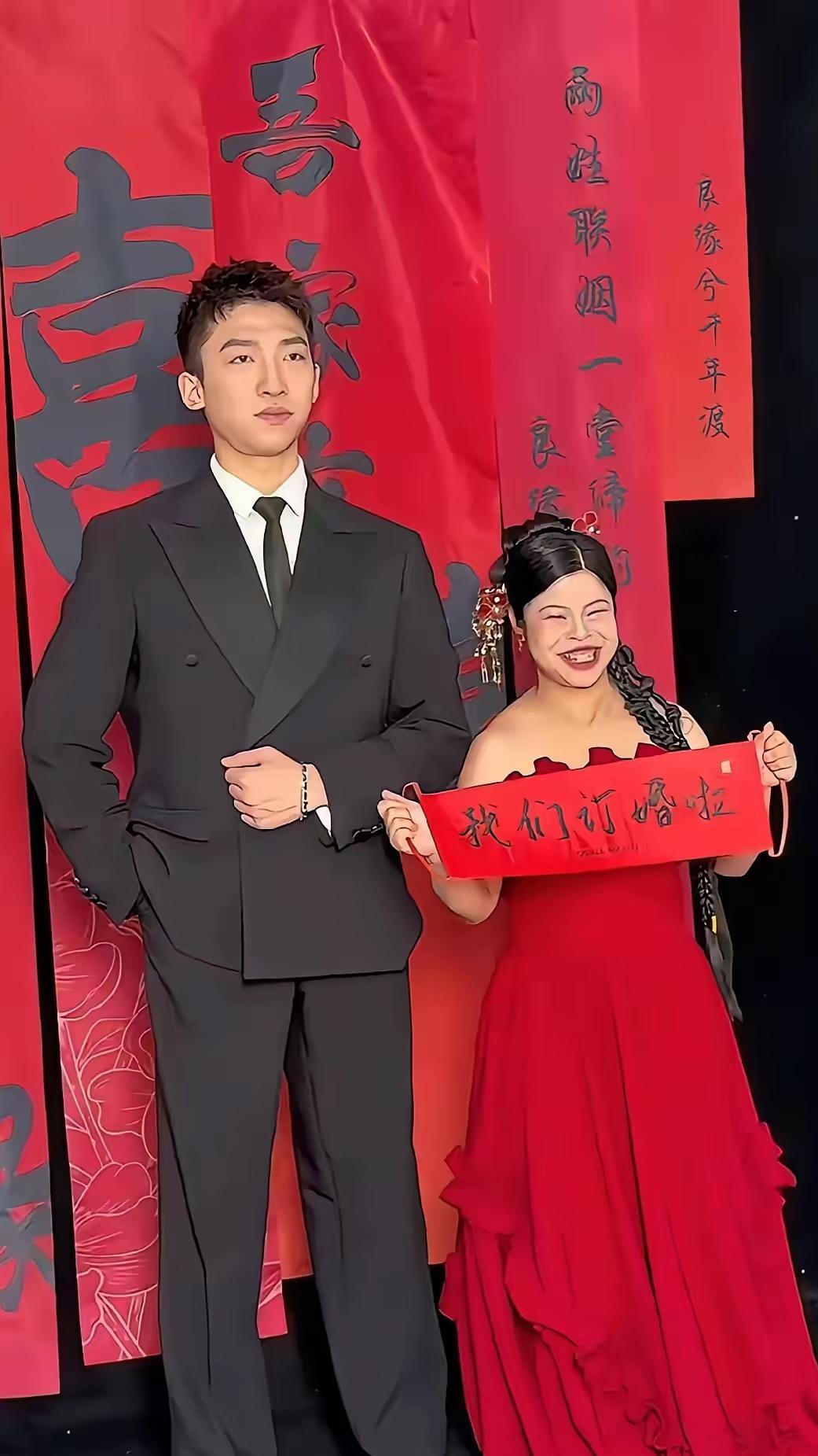 辣眼睛！订婚现场，新郎新娘反差太大了吧

某地农村订婚现场，新郎新娘闪亮登场，新