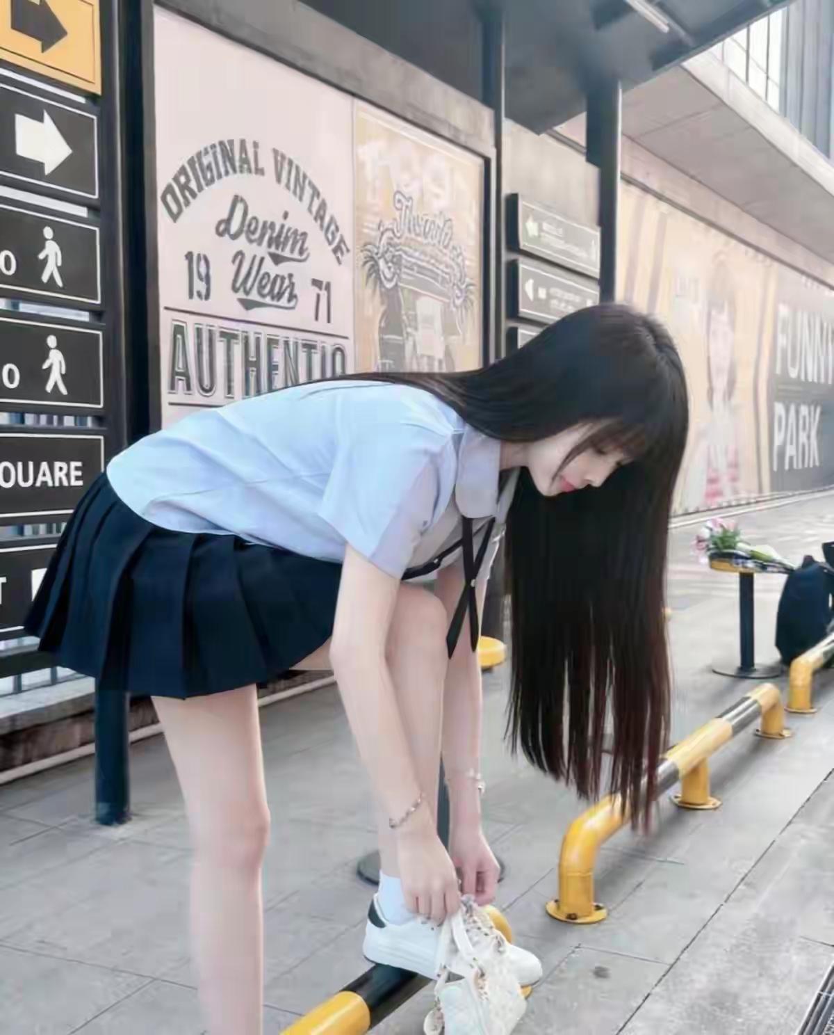 阳光正好，微风不燥，穿着校服的少女，连系鞋带的瞬间都满是青春的甜。