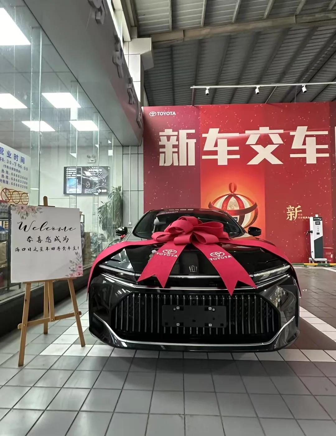 30万买情怀？进口皇冠藏着回不去的年少岁月
小时候远远看见这台车驶来，下意识就觉
