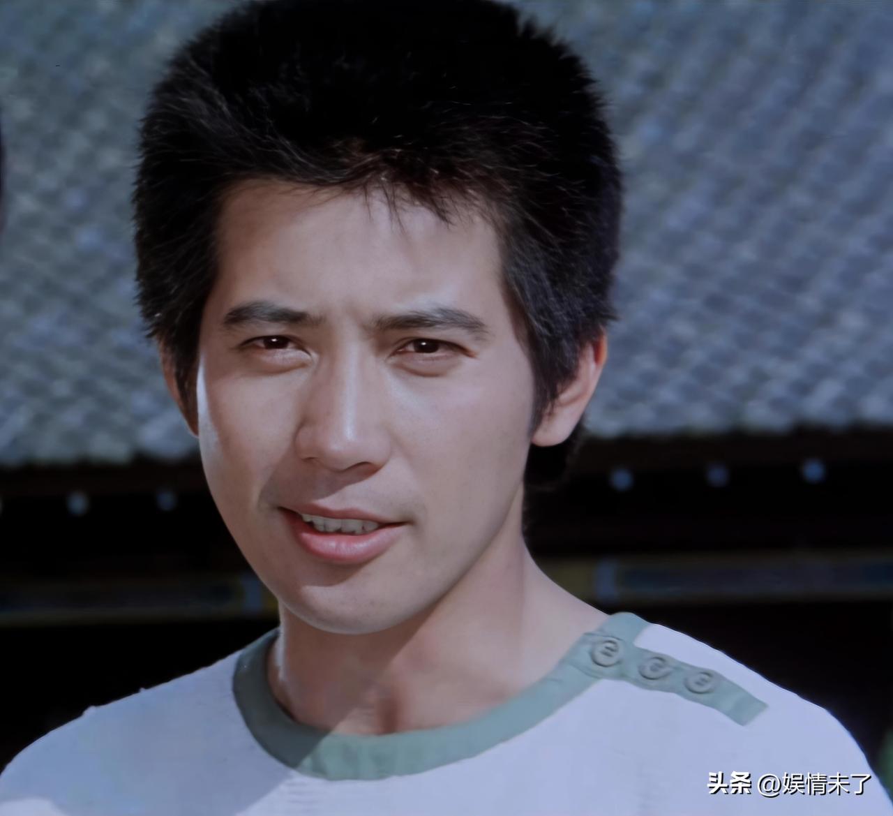 秦汉曾笑说，自己年轻时演戏基本不用化妆，直接“跳”上银幕就能开演。
轻描淡写一句