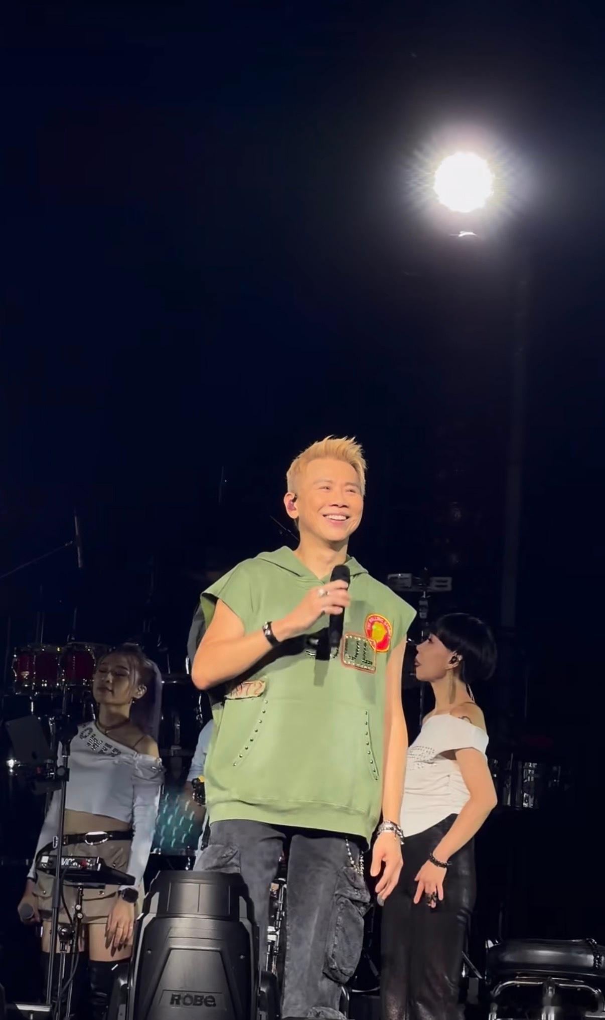 这是陶喆不是猕猴陶 陶喆这身造型真是绝了，黄毛配绿背心，一上台就像一颗黄心猕猴桃