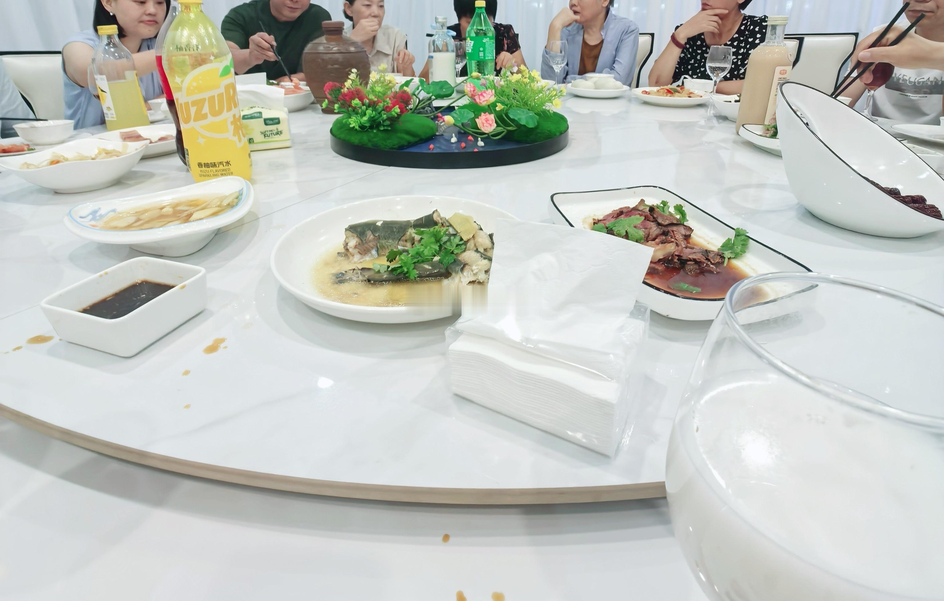 老店新开，今天师爷又来捧场了。这家土菜馆，现在新增了熟食区。他家的甲鱼煲绝对一绝
