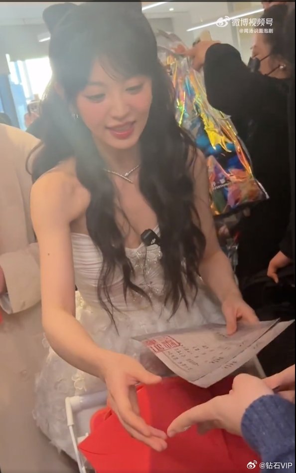 田曦薇扫楼被送地契  收到地契的田曦薇甜笑如花，临安公主的魅力果然让人一见倾心！