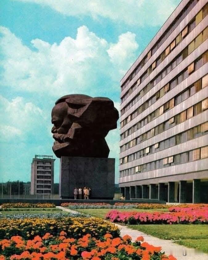 这座雕像是位于德国开姆尼茨（Chemnitz，前称马克思城）的卡尔·马克思纪念碑
