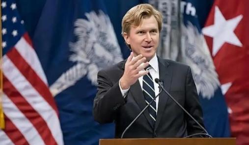 美国还是有头脑清醒的人的，美鹰派专家科尔比告诫美国人：别上俄、印、欧的当了，如果