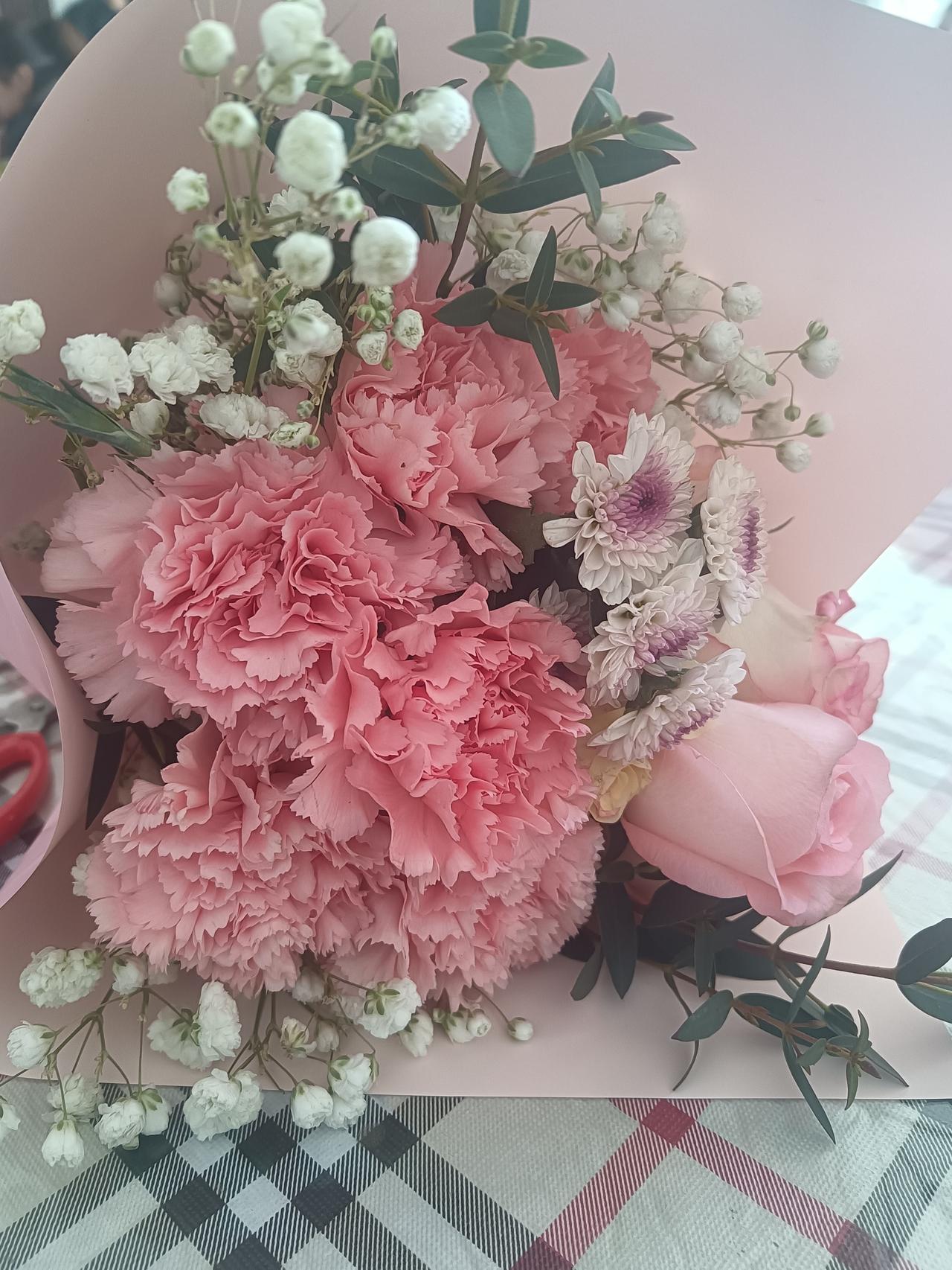 友友们，你们的三八节是怎么过的呀？
        看看我们单位组织的插花活动。