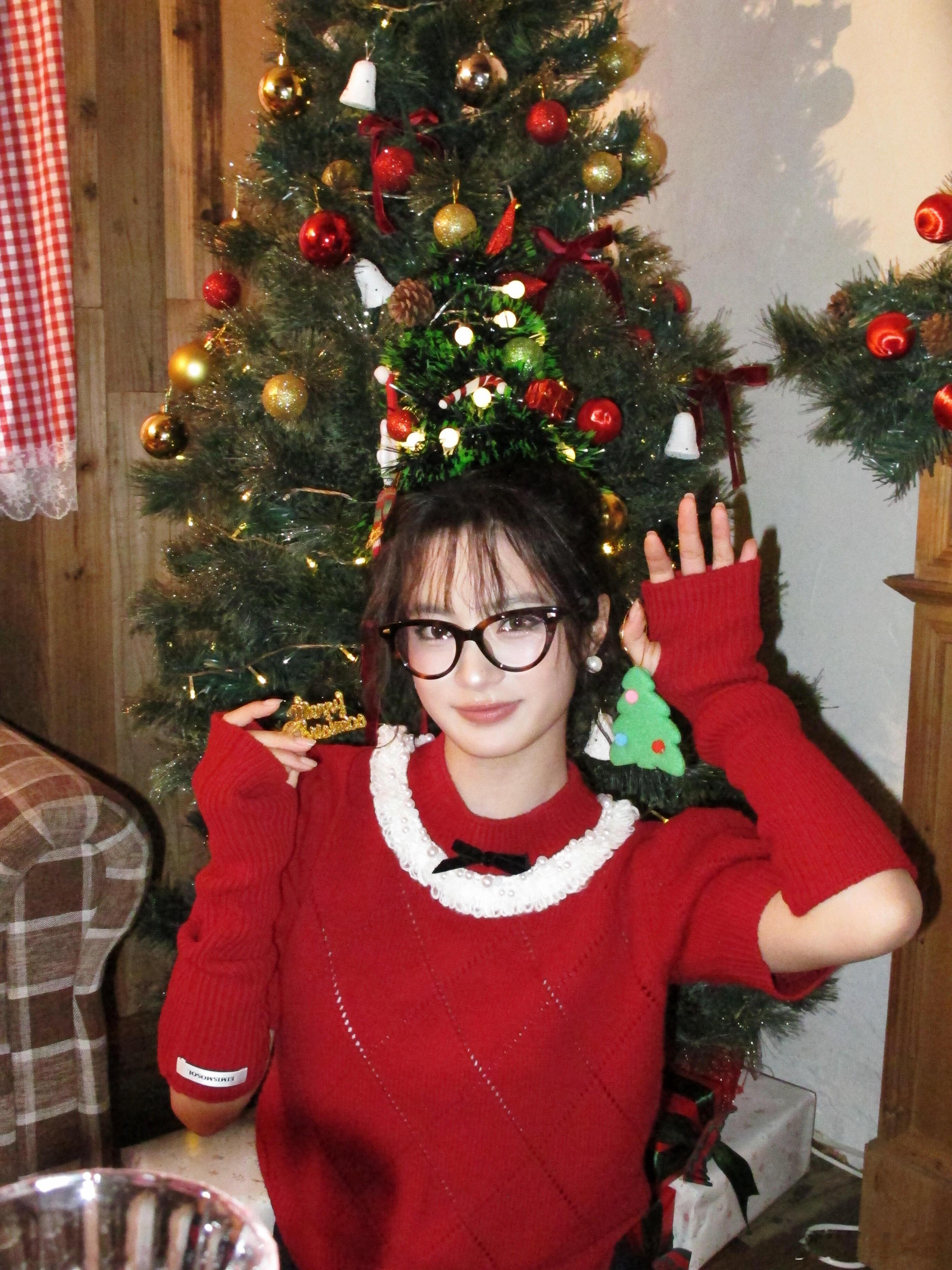 张雅钦圣诞🎄写真好灵动好喜庆！雅钦宝宝太美了