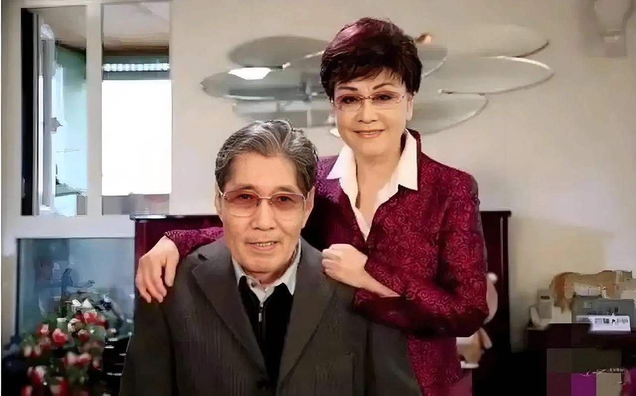 1968年，金铁霖对李谷一说：“离婚吧，我没有生育能力不能害了你！”后来金铁霖娶