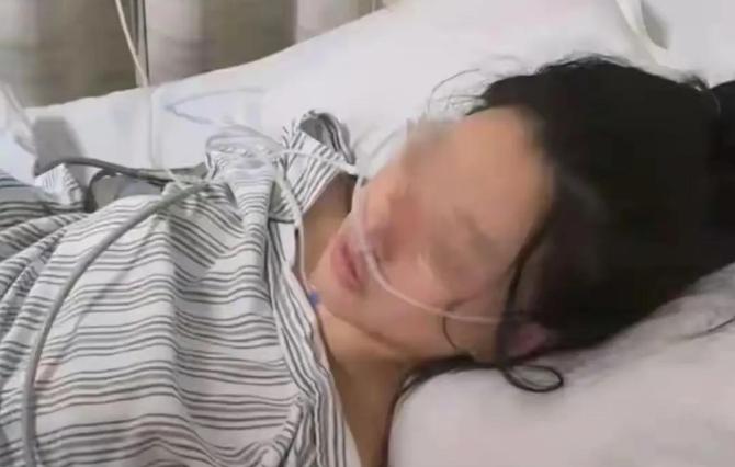 女子遭人抢劫被捅二十多刀，救她一命的居然是隆胸假体。
今年的五月份，在浙江杭州的