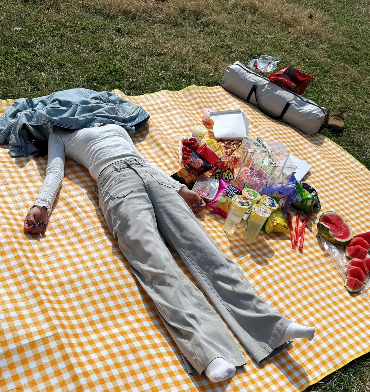 不管男人还是女人，
千万不要想着依附他人，
自己有能力生存，
比别人的施舍，
靠