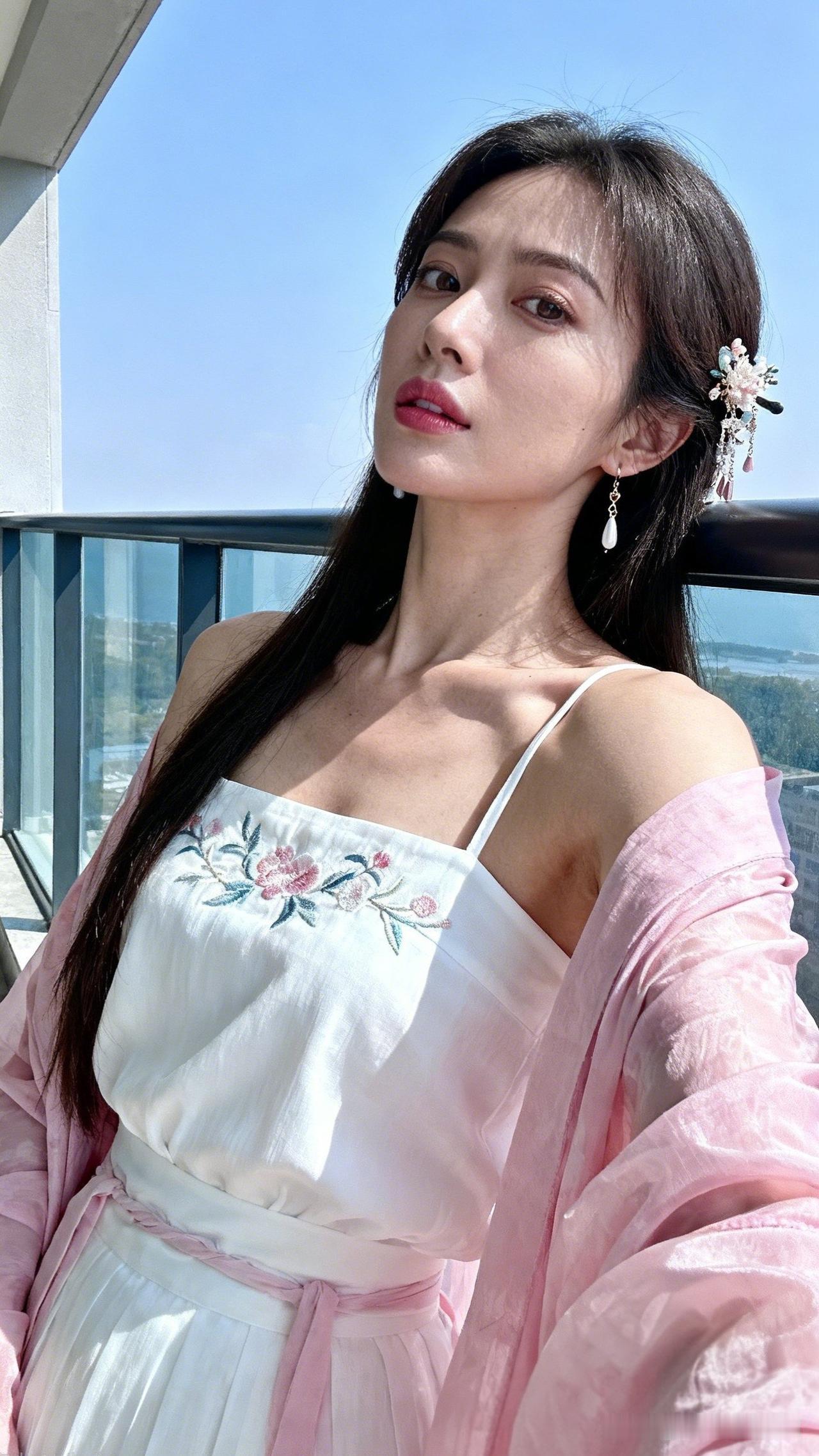 春日微风拂面，花影映红妆。用镜头记录生活的美 阳光下的温柔少女，粉色纱裙飘逸，花