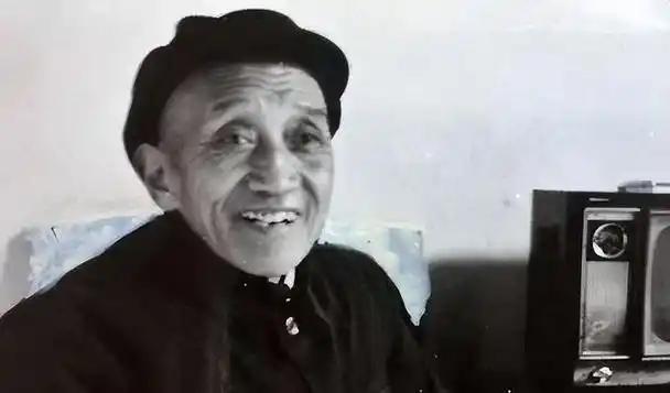 1952年美军深山抓个"野人"，审讯官笔都吓掉：这是志愿军一个师的政委。

19