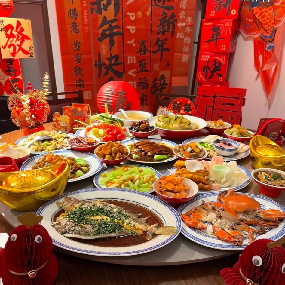 提前启程，只为除夕夜那顿团圆饭。一家人举杯同庆，菜肴里藏着牵挂。早回家，让爱不缺