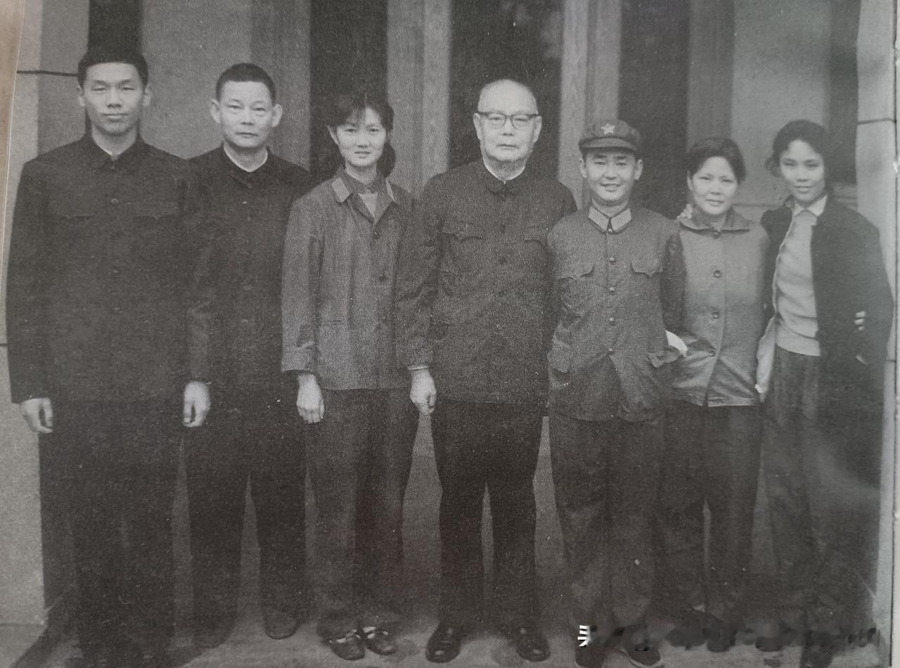 1974：动荡岁月中的叶剑英元帅与六个儿女

这张拍于1974年的珍贵旧照，是叶