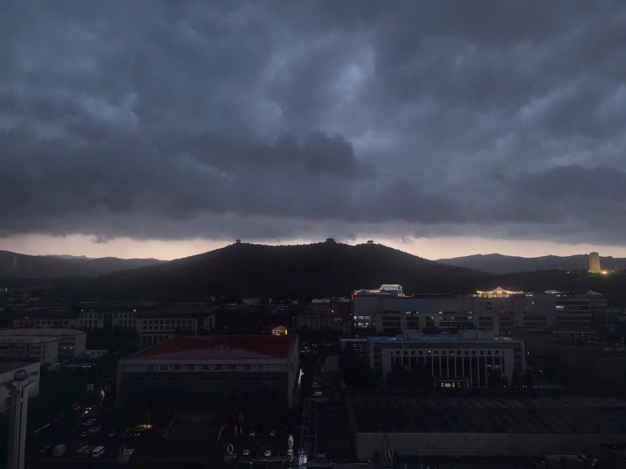 乌云压城