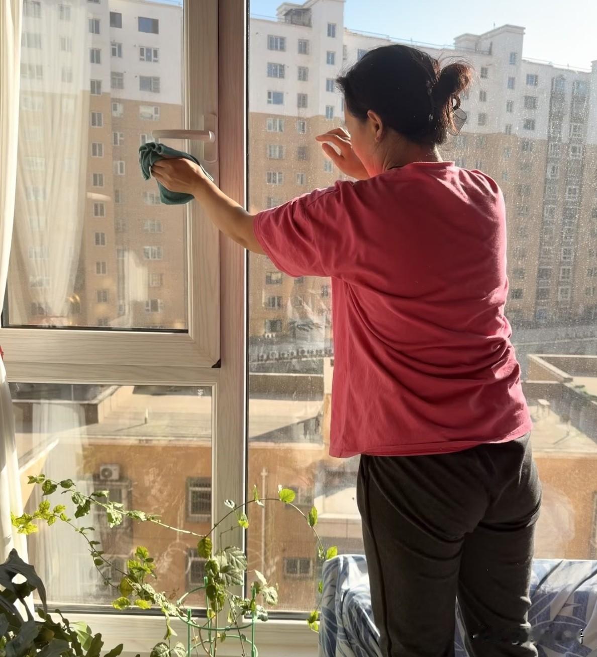 再有4个月我就退休了，我现在干活可有劲头了。

这是给我家擦玻璃的一位保洁大姐说