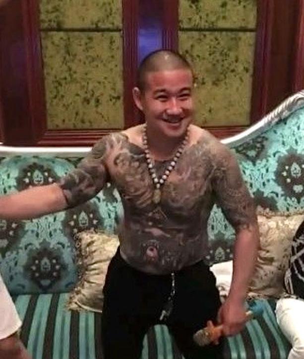 小人物推动了中国司法的进程。
昆山龙哥现在已经好几岁了吧。
当年的一次酒后行为，