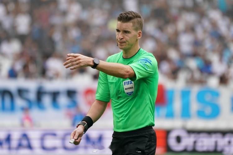 巴萨VS纽卡裁判组名单：主裁判弗朗索瓦（法国）助理裁判西里尔·穆尼耶 (法国)梅