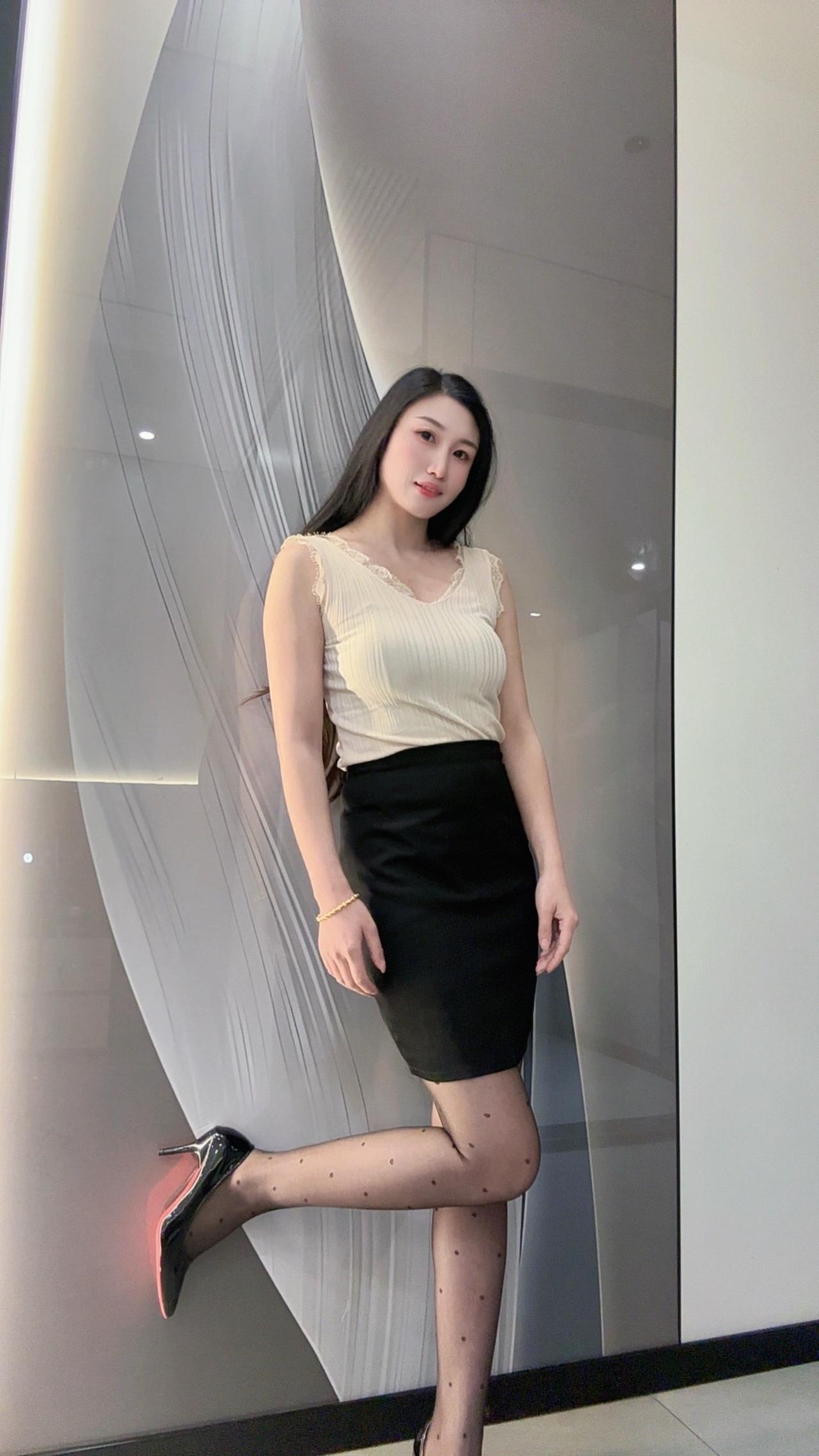 又要微胖，又要腰细腿长，又要可爱清纯要御姐，还要陪你吃苦。天上的月亮，要不要我去