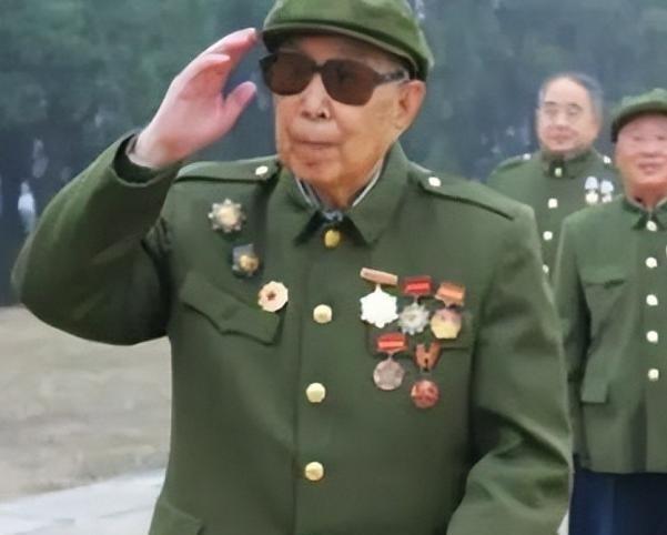 1971年，一位穿着破烂的老农民来到济南军区，他询问士兵道：“你们的杨司令在吗，