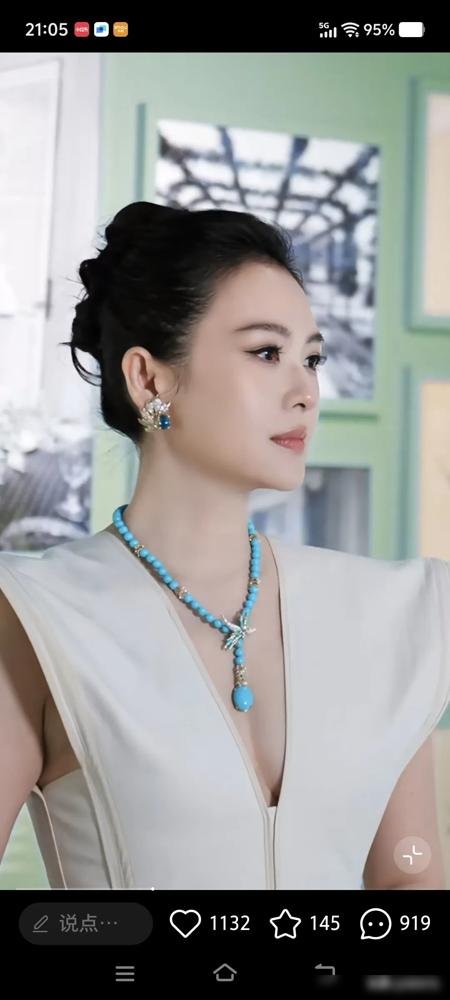 最近章子怡出席活动的生图，把网友看懵了。
以前她是棱角分明的巴掌脸，锋利的高级