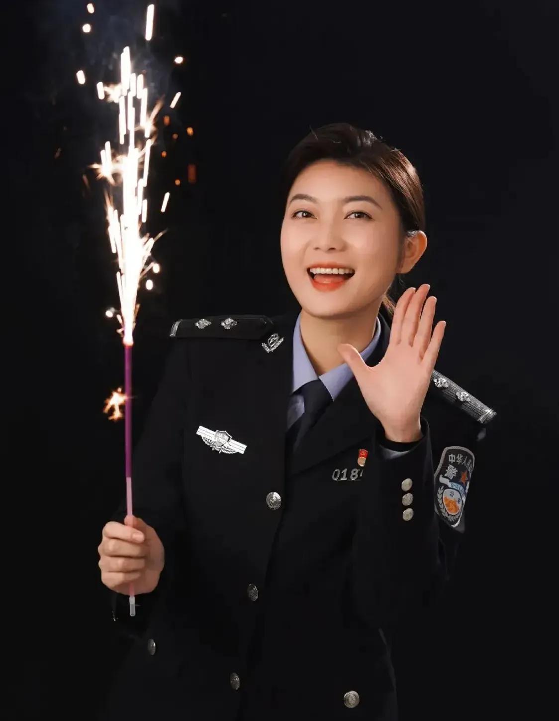 漂亮的女警察。