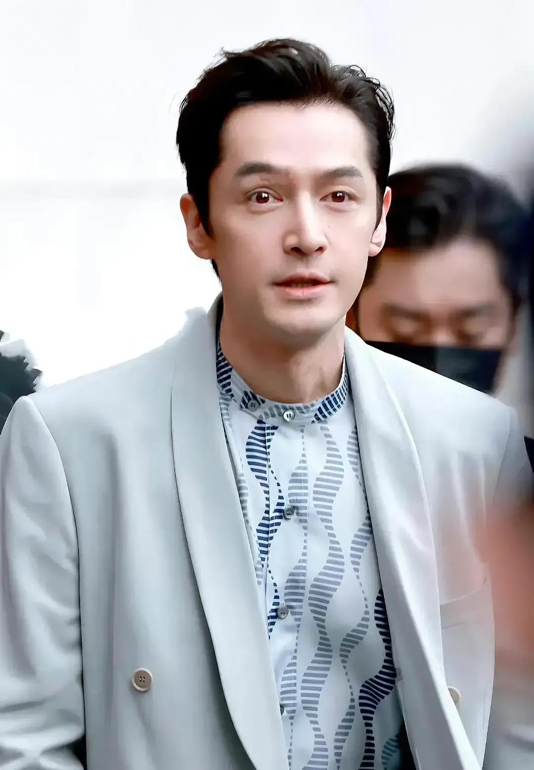 胡歌眼睛的伤口越来越明显了，胡歌车祸后脸上缝了一百多针，真的好可怜。

以前年轻