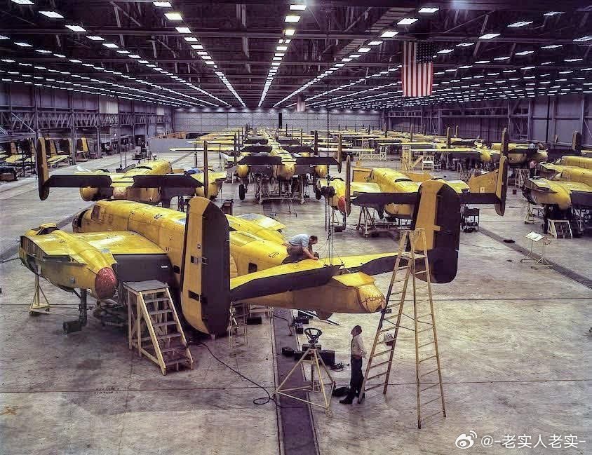 正在堪萨斯城工厂组装线上的B25轰炸机机体，摄于1942年10月军事历史全触达每