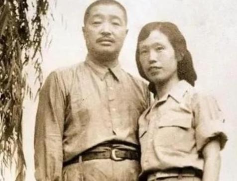 1969年，贺龙重病缠身，拉不出大便，十分痛苦，妻子薛明将肥皂水含在嘴里，借着氧