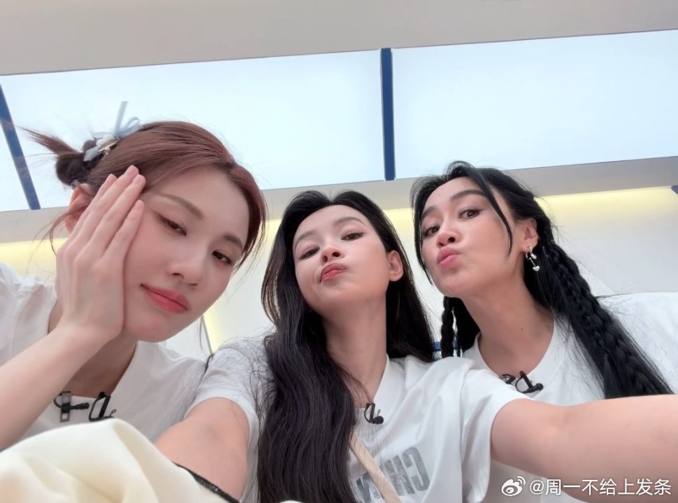 孙怡晒与张慧雯赵子琪合照孙怡晒出与张慧雯、赵子琪的乘风合照，配文温馨又治愈。节目
