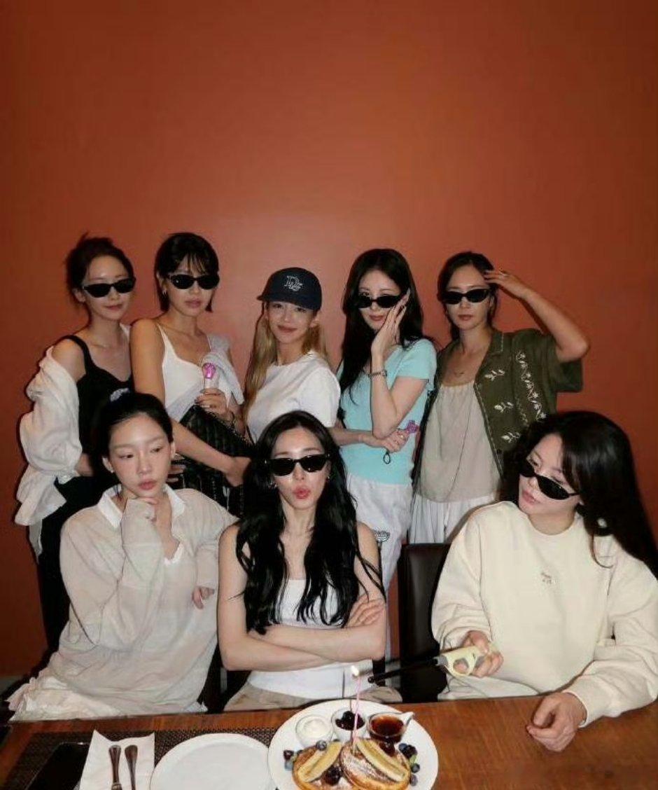 少女时代合体为Tiffany庆生，真是时代的眼泪了，有几个都不认得了 ​​​