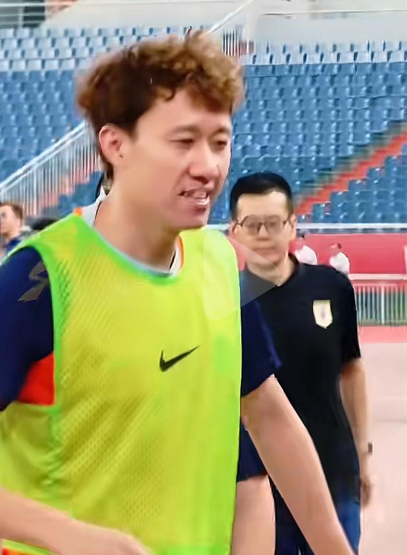 齐鲁德比结束以后，让泰山球迷喜欢的宋龙来到泰山队替补席和昔日队友一一握手道别。