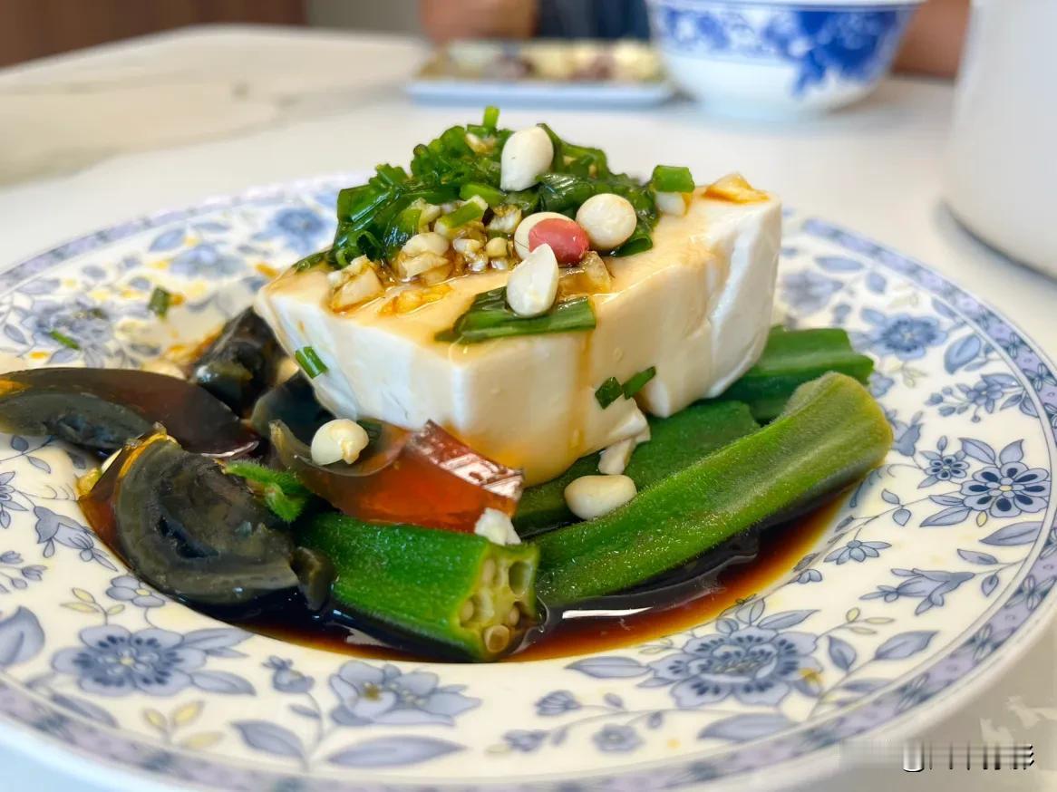 甜的豆腐花是零嘴咸的凉拌豆腐是菜；
甜的凉粽蘸白糖蜂蜜咸的肉粽当主食；
广西饮食