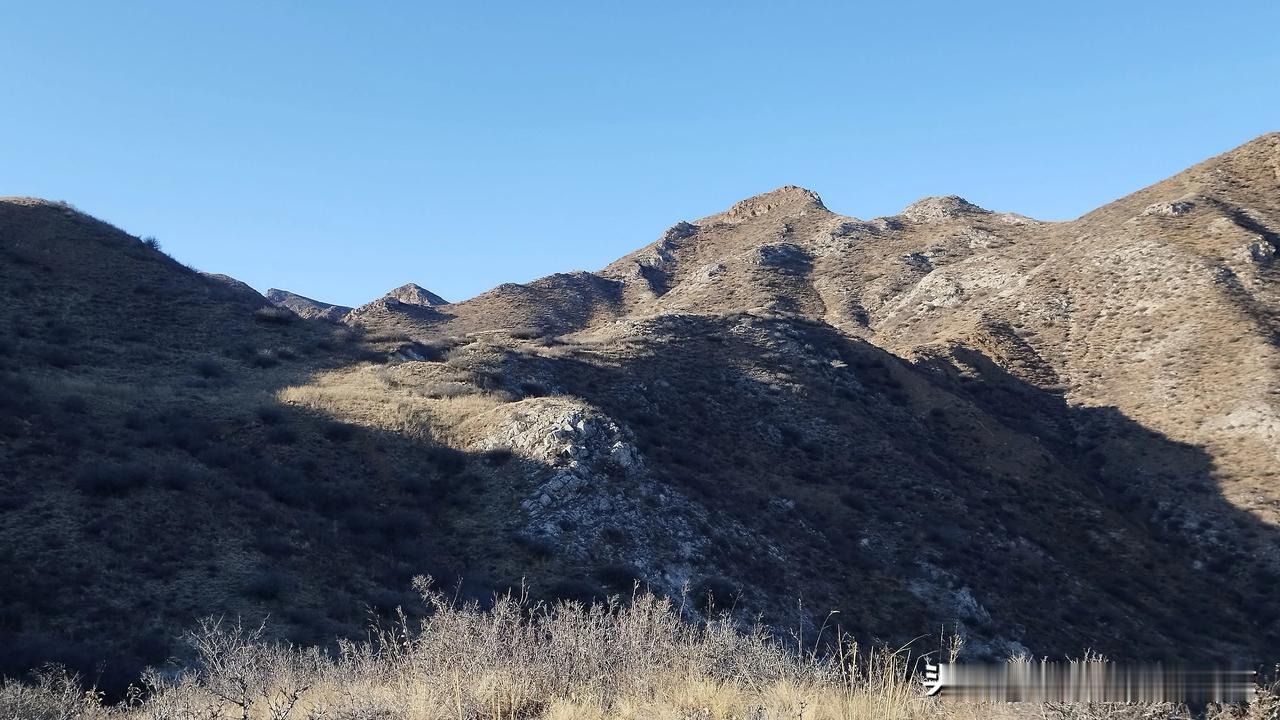 姑子庙遗址，被群山环抱
🍁这曾是大青山上一座古老的尼姑庙，已毁弃多年，只剩下满