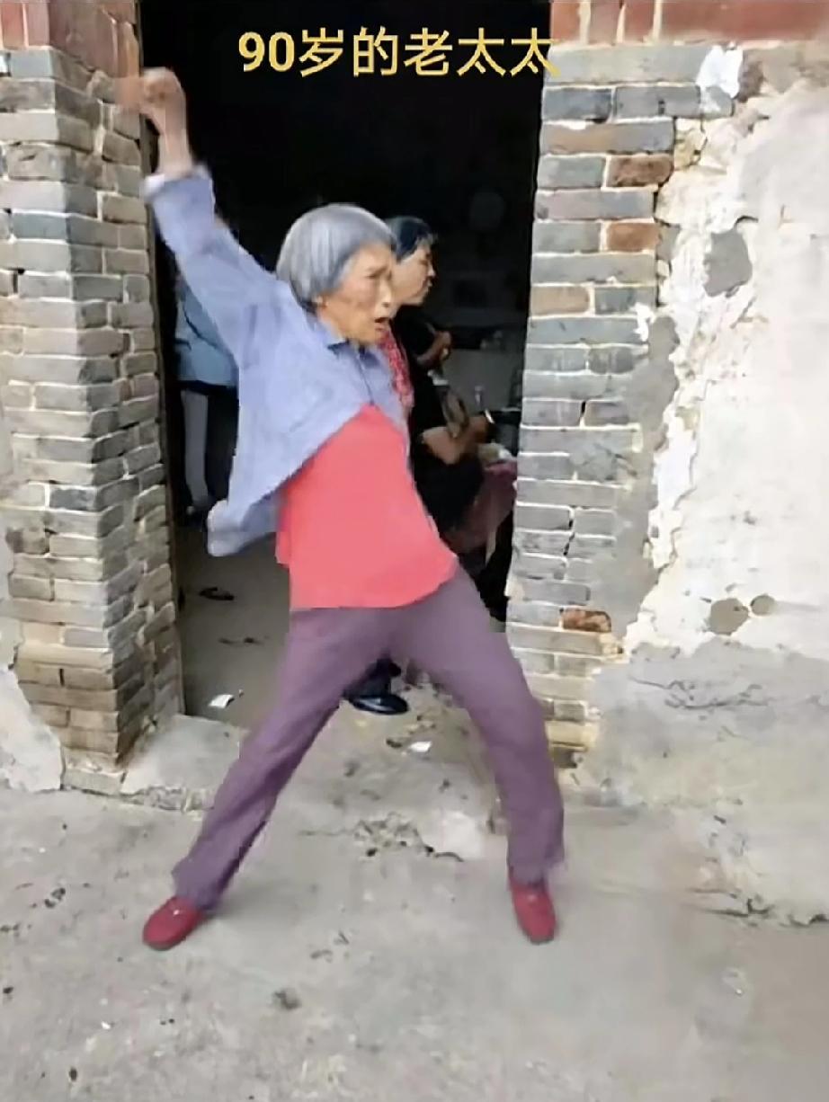 现在刷短视频，动不动就看到“老奶奶跳女团舞”“爷爷开跑车飙车”，一问才知道全是A