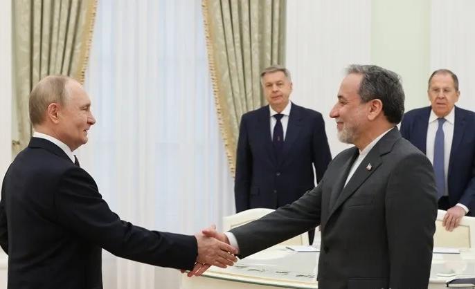 关键时刻！伊外长面见普京

2026年4月27日，伊朗外长阿拉格齐风尘仆仆地出现