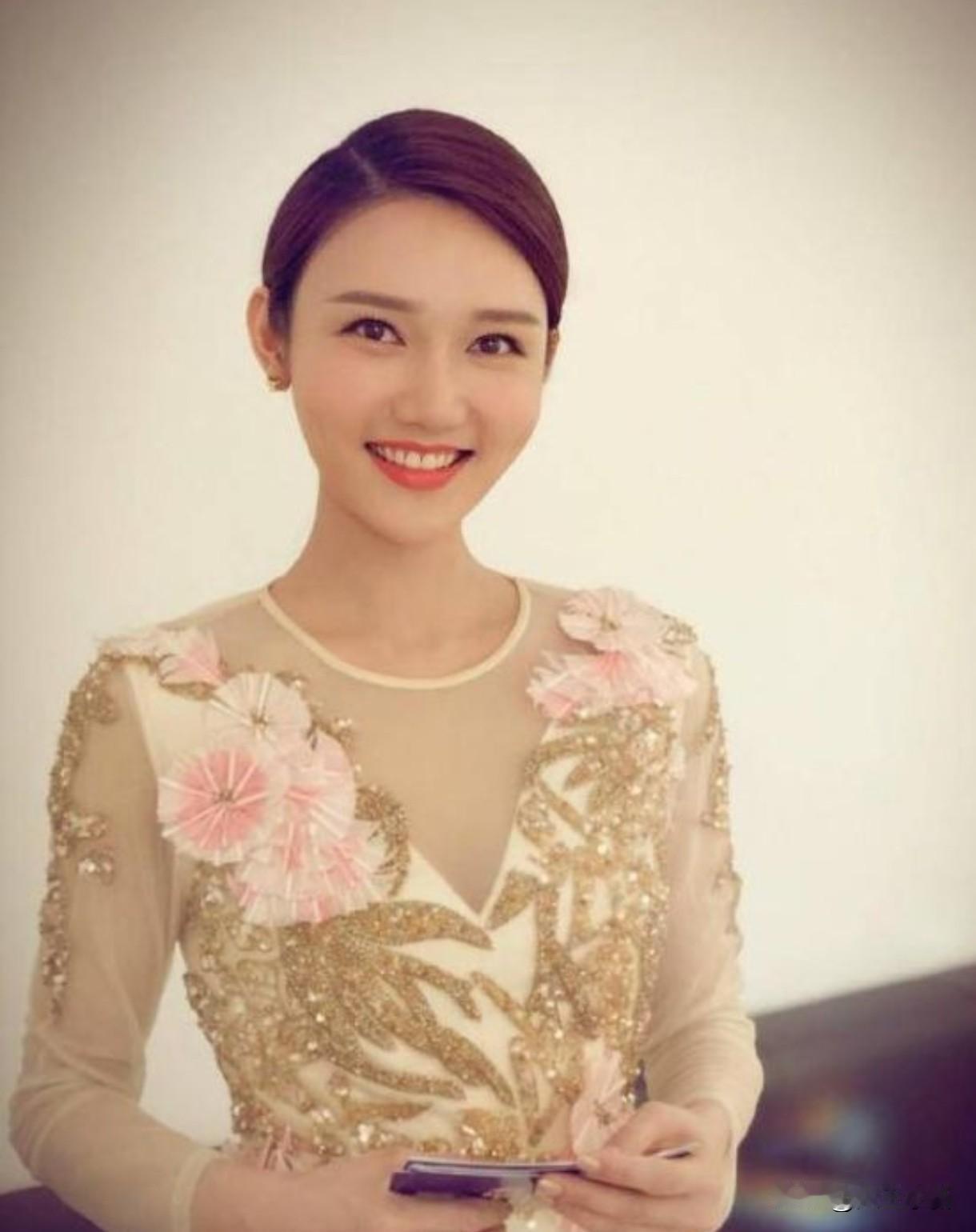 从“挤走董卿”到口碑逆袭：龙洋的沉默与爆发，在今年的春晚舞台上彻底绽放了

20